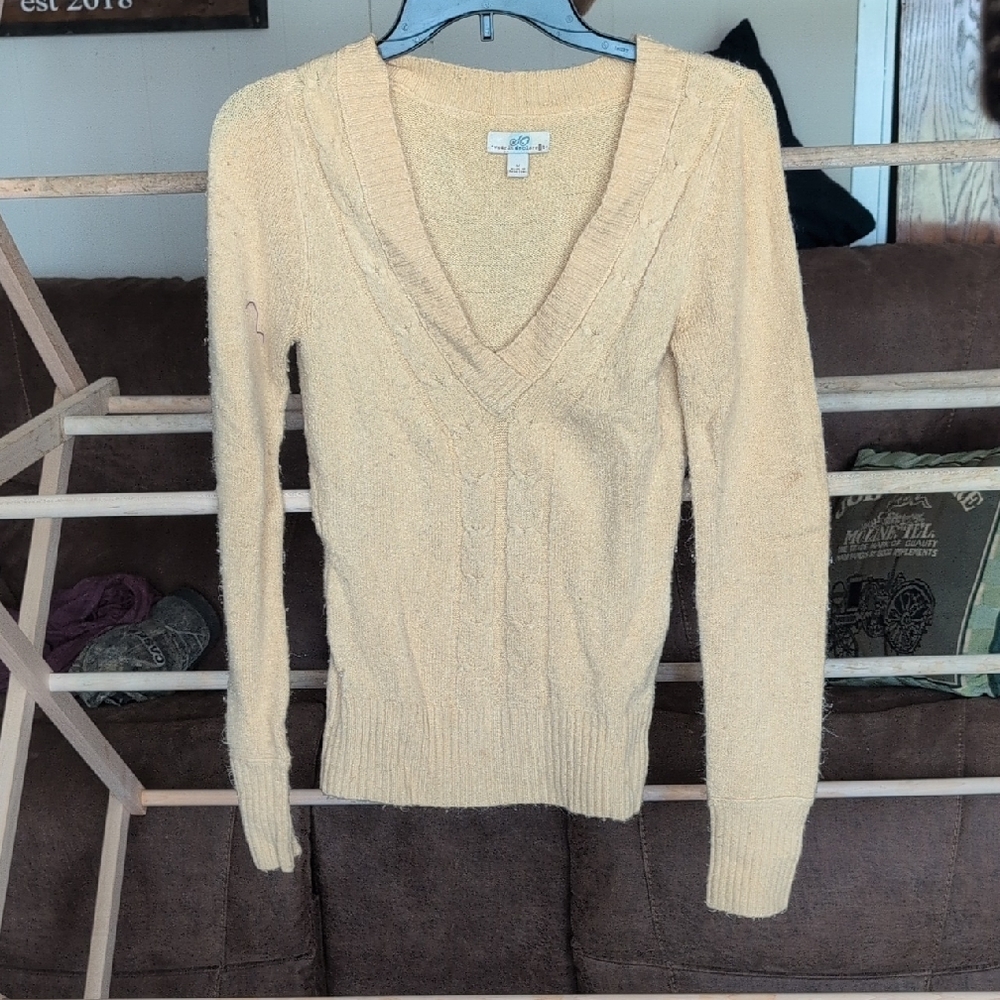 SO Cream V-Neck Cable Knit Sweater